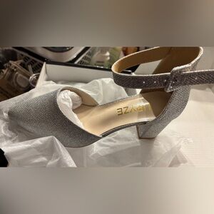URYZE Women’s Silver Glitter 9.5 Heels NEW IN BOX